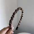 Detalle de la diadema de cuero marrón con cadenas doradas y brillantes diamantes de imitación - Marrón