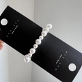 Dettaglio di un elegante fermaglio per capelli con 10 perle su cartoncino nero opaco - 6.4cm Piccolo