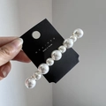 Primo piano dettagliato di eleganti perle bianche su una base di fermaglio per capelli in metallo - 8.1cm Medio