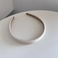 Detail of cream satin padded headband with smooth texture and non-slip brown lining - Beige