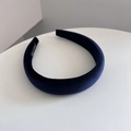Dettaglio di cerchietto in velluto con etichetta fatta a mano e trama di alta qualità - Blu Notte