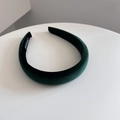 Dettaglio del cerchietto in velluto verde scuro fatto a mano con trama pregiata - Verde Scuro