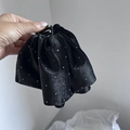 Eleganter Haargummi aus schwarzem Samt mit glitzernden Strasssteinen und Rüschendesign - Rock-Haarklammer