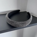 Nahaufnahme funkelnder dunkelgrauer Strasssteine auf schwarzem Stirnband mit Zacken - Breiter Stil (3.0cm)