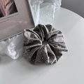 Detailopname van grijze satijnen scrunchie met strassteentjes op witte achtergrond - Grijs