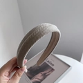 Detalle de diadema de punto beige con textura tejida y forro antideslizante - Beige