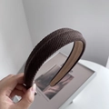 Primer plano de diadema de punto marrón oscuro con forro antideslizante grueso y suave - Chocolate