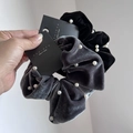 Elegante set de coleteros de terciopelo con perlas blancas en negro y gris - Gris