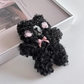 Dettaglio fermaglio per capelli orsetto di peluche nero con fiocco rosa e texture - Nero