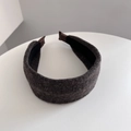 Detail eines dunkelgrauen Woll-Stirnbands mit edler Textur und Lederenden - 6 cm breit / Braun