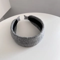 Detailansicht des grauen Haarreifs aus Wollstoff mit Textur und schwarzem Anti-Rutsch-Futter - 6 cm breit / Hellgrau