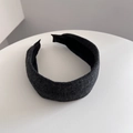 Nahaufnahme des dunkelgrauen Haarreifs mit Wolltextur und rutschfestem Futter - 6 cm breit / Grauschwarz