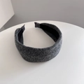 Detailaufnahme eines dunkelgrauen Wollfilz-Haarreifens mit dicker Stricktextur und glattem Innenfutter - 6 cm breit / Dunkelgrau