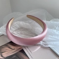 Dettaglio di un cerchietto in raso rosa con texture elegante e fodera interna antiscivolo - Stile Satinato Imbottito / Rosa 3cm