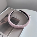 Detalle de diadema rosa de felpa texturizada con forro interior de color negro - Estilo Estrecho / Rosa
