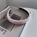Detalle de la diadema rosa de felpa con lentejuelas y textura de lana rizada - Estilo Ancho / Rosa