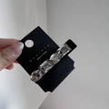 Detail einer Haarspange im koreanischen Stil mit vier grauen Strasssteinen auf Karte - Quadratischer Diamantstil