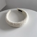 Detail der Strickstruktur des cremeweißen Stirnbands mit schwarzem Handmade-Webetikett - 3CM Breit / Gebrochenes Weiß