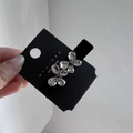 Detailaufnahme einer Kristall-Schmetterlings-Haarspange mit Samtbasis auf Displaykarte - Schmetterling-Stil