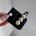 Détail de la pince à cheveux avec grandes perles blanches et bille métallique dorée - Modèle à grosse perle