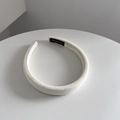 Dettaglio di cerchietto bianco in tessuto a coste con etichetta fatta a mano interna - 2cm / Bianco Sporco