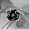 Vue détaillée du chouchou élégant en velours noir avec bordure en dentelle plissée blanche - Noir