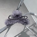 Detalle de pinza para el pelo de felpa gris violeta con un lazo de cinta marrón oscuro - Morado