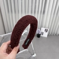 Dettaglio del cerchietto in peluche bordeaux con morbida trama in lana di agnello - Borgogna