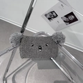 Detailansicht des grauen Plüsch-Koala-Haarbands mit Stickerei auf klarem Stuhl - Grau