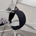 Detalle de diadema ancha de punto azul oscuro que muestra la textura de la tela - Azul marino