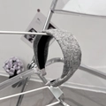 Detalle de diadema de punto gris que muestra textura de lana y forro interior antideslizante - Gris claro