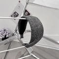 Textura detallada de la diadema gruesa de lana gris oscuro en soporte minimalista - gris oscuro