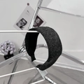 Detalle de diadema de lana gris oscuro con forro negro en un soporte moderno - Gris Negro