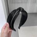 Cerchietto classico in raso nero con nodo e strass argentati per un look raffinato - Nero