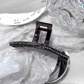 Dettaglio molletta per capelli viola scuro con cristalli e perle su sfondo bianco puro - Stile Dritto Diamante Quadrato