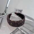 Dettaglio del cerchietto imbottito marrone caffè con paillettes dorate scintillanti - Stile a Bordo Largo