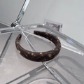 Dettaglio del cerchietto marrone vintage con ricami floreali dorati ed etichetta fatta a mano - Stile di base