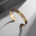 Goldener Titanstahl-Armreif mit schwarzen eingravierten keltischen Knoten-Mustern - Gold