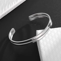Detalle del brazalete de acero inoxidable de doble capa con diseño geométrico minimalista - Plateado