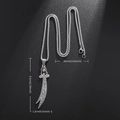 Collier avec pendentif épée en acier inoxydable argenté et calligraphie arabe unique - Style Machette Argentée