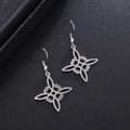 Detailansicht der keltischen Knoten-Ohrringe aus Edelstahl auf dunklem Hintergrund - Silber