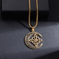 Detailaufnahme des goldenen Mondsichel-Anhängers mit filigranem keltischem Knotendesign - Gold