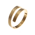Vista dettagliata dell'anello a spirale dorato con incisione calligrafica araba fine - Oro