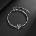 Vue macro d'un bracelet en acier inoxydable argenté avec pendentif géométrie sacrée - Argenté