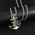 Dettaglio macro del ciondolo nautico a forma di ancora e bussola in argento e oro bicolore - Collana Timone Ancora