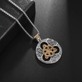 Gros plan d'un pendentif nœud celtique bicolore avec détails en relief et chaîne - Bicolore Or et Argent