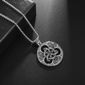 Détail du collier pendentif nœud celtique argenté vintage sur boîte à bijoux - Argent