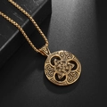 Vue macro du pendentif nœud celtique doré avec motif ajouré et chaîne maille vénitienne - Or