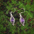 Detail von lila Amethyst-Ohrringen im Marquise-Schliff mit Vintage-Silberperlenverzierung - Retro Amethyst Marquise Ohrhänger (Stil 7)