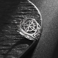 Dettaglio macro di un anello a nodo celtico traforato con finitura in acciaio lucido - US 7 / Argento